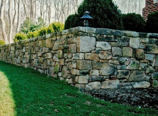 Pagar batu alam dengan desain natural